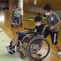 4年生が車いす体験をしました