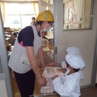 1年生が給食の準備を自分たちではじめました！