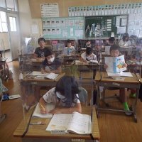 アクリル性の飛沫防止ガード（パーテーション）を全児童に配付しました。