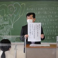 校長先生が教室を訪問し，新年のメッセージを伝えました。