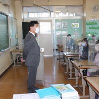 校長先生が６年生の教室を訪問