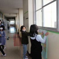 ３年生　算数「分数」の学習で、分数ものさしを作りました