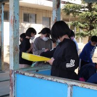 ６年生が、体育館通路のペンキ塗りを行いました！