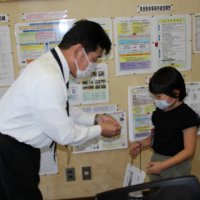 今年度初の「読書賞」のバッジを･･･