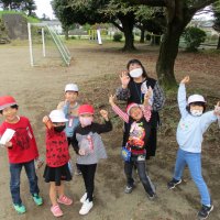 １年生が秋の宝物ものさがしをしました（生活科）