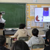 だれかがたおれたらどうする？　～AED学習～
