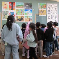 令和５年度茨城県芸術祭小中学校美術展覧会への結城市出品作品巡回展の様子