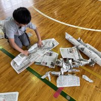 2年生　図工「新聞紙とあそぼう」