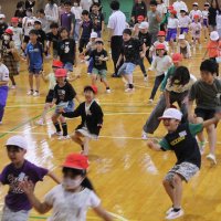 【にこにこプロジェクト！「全校だるまさんが転んだ」】）