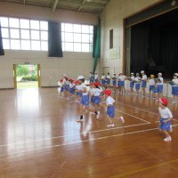 １，６年生が一緒にシャトルランを行いました。
