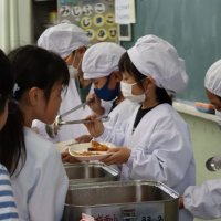 給食の準備、頑張っているよ！～２年生～
