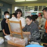煮繭・真綿かけ体験を行いました