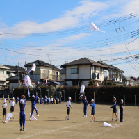1年生、元気にたこあげ