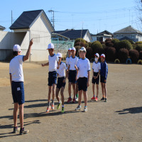 寒さに負けずなわとびを頑張る子どもたち