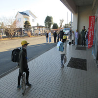 通学班によるあいさつ運動（河岸）