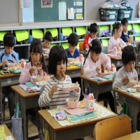 １年生、初めての給食に大喜び