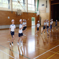 体力テスト、児童は真剣そのもの