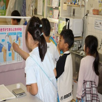 １・２年生　学校たんけん