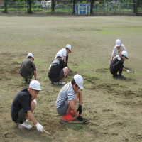 ５年生　朝の草取り