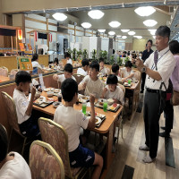 修学旅行　食事中