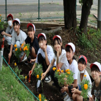 元気に遊ぶ子、進んで働く子
