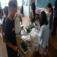 図工の授業で、のびのびと表現する子どもたち