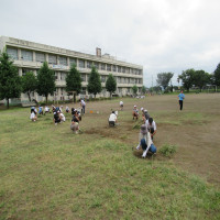 地域の皆様との草取り
